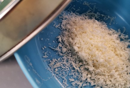 Фото шага рецепта Яичница с моцареллой и бальзамическим соусом 151279 шаг 5  