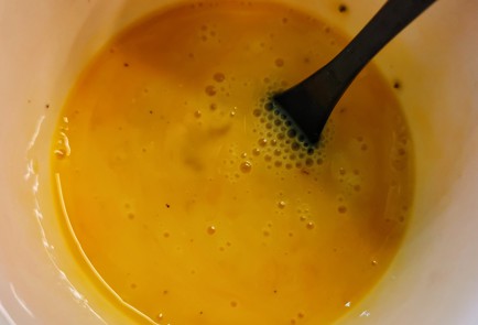 Фото шага рецепта Яичница с моцареллой и бальзамическим соусом 151279 шаг 6  