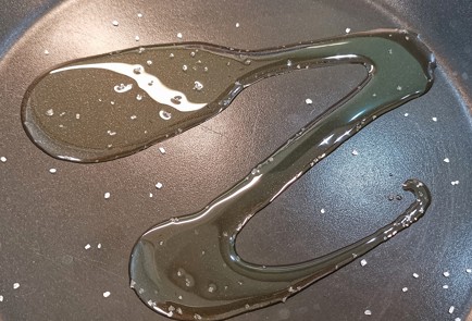 Фото шага рецепта Яичница с моцареллой и бальзамическим соусом 151279 шаг 8  