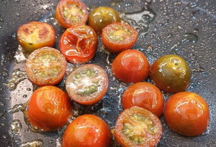 Фото шага рецепта Яичница с моцареллой и бальзамическим соусом 151279 шаг 9  