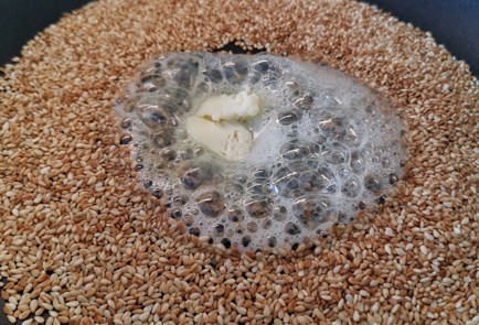 Фото шага рецепта Яичница с обжаренным кунжутом 174731 шаг 3  