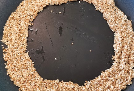 Фото шага рецепта Яичница с обжаренным кунжутом 174731 шаг 4  