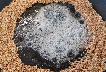 Фото шага рецепта Яичница с обжаренным кунжутом 174731 шаг 5  