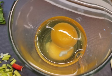 Фото шага рецепта Яичница с перцем рамиро 153114 шаг 2  