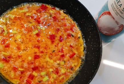 Фото шага рецепта Яичница с перцем рамиро 153114 шаг 7  