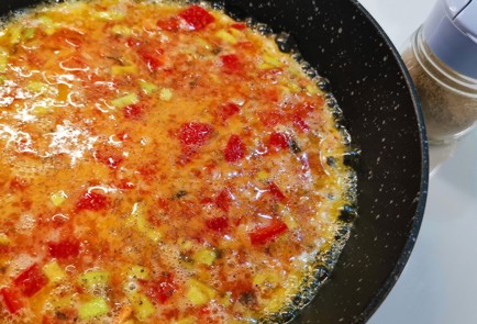 Фото шага рецепта Яичница с перцем рамиро 153114 шаг 8  