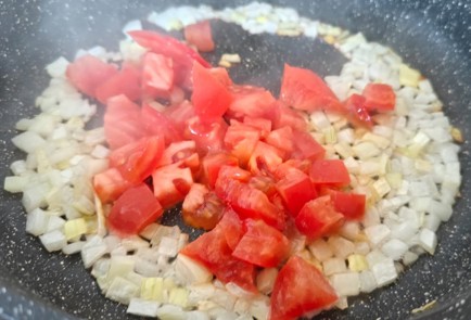 Фото шага рецепта Яичница с помидорами и стручковой фасолью 190486 шаг 3  