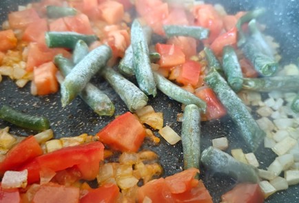 Фото шага рецепта Яичница с помидорами и стручковой фасолью 190486 шаг 4  