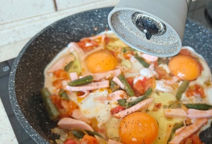 Фото шага рецепта Яичница с помидорами и стручковой фасолью 190486 шаг 8  