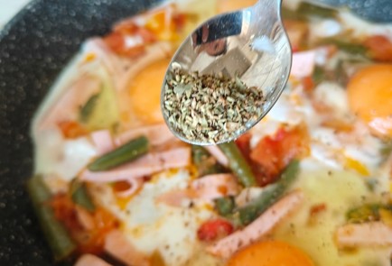 Фото шага рецепта Яичница с помидорами и стручковой фасолью 190486 шаг 9  