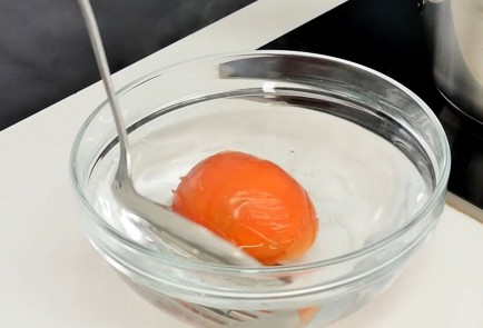 Фото шага рецепта Яичница с помидорами 136755 шаг 2  