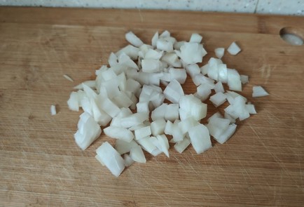 Фото шага рецепта Яичница с помидором шампиньонами и колбасой 189148 шаг 1  