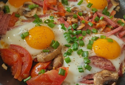 Фото шага рецепта Яичница с помидором шампиньонами и колбасой 189148 шаг 10  