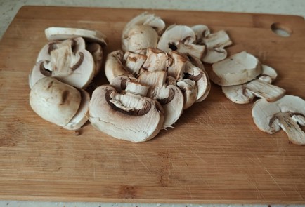 Фото шага рецепта Яичница с помидором шампиньонами и колбасой 189148 шаг 2  