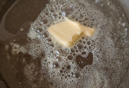 Фото шага рецепта Яичница с помидором шампиньонами и колбасой 189148 шаг 3  