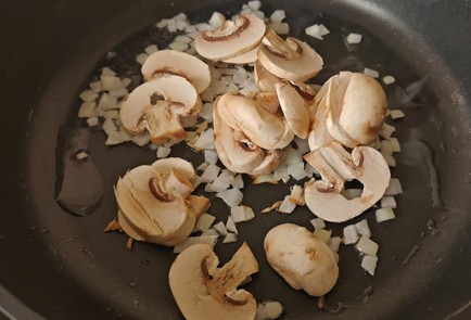 Фото шага рецепта Яичница с помидором шампиньонами и колбасой 189148 шаг 4  