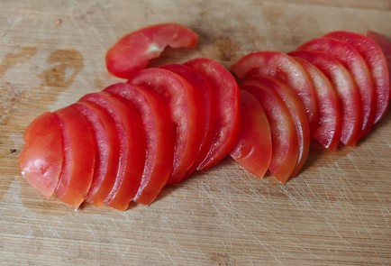 Фото шага рецепта Яичница с помидором шампиньонами и колбасой 189148 шаг 5  