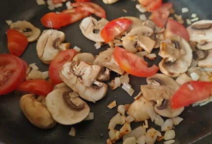 Фото шага рецепта Яичница с помидором шампиньонами и колбасой 189148 шаг 6  