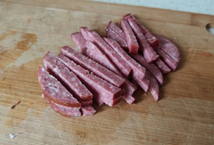 Фото шага рецепта Яичница с помидором шампиньонами и колбасой 189148 шаг 7  