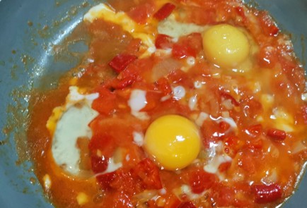 Фото шага рецепта Яичница с салом и овощами 173685 шаг 10  