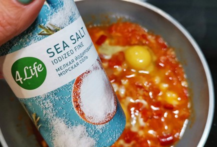 Фото шага рецепта Яичница с салом и овощами 173685 шаг 11  