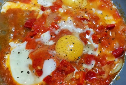 Фото шага рецепта Яичница с салом и овощами 173685 шаг 12  