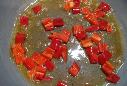 Фото шага рецепта Яичница с салом и овощами 173685 шаг 7  