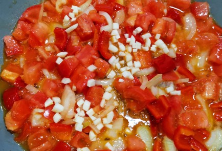 Фото шага рецепта Яичница с салом и овощами 173685 шаг 9  