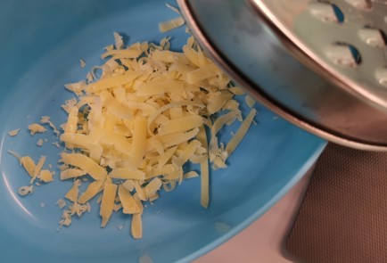 Фото шага рецепта Яичница с сыром дорблю 187110 шаг 1  