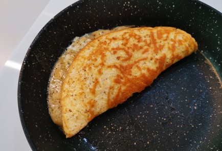 Фото шага рецепта Яичница с сыром дорблю 187110 шаг 10  