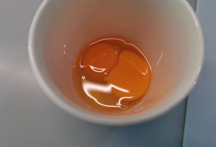 Фото шага рецепта Яичница с сыром дорблю 187110 шаг 2  