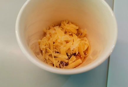 Фото шага рецепта Яичница с сыром дорблю 187110 шаг 5  