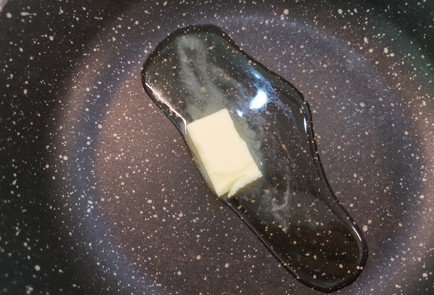 Фото шага рецепта Яичница с сыром дорблю 187110 шаг 7  