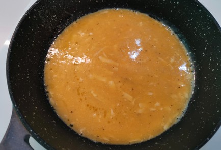 Фото шага рецепта Яичница с сыром дорблю 187110 шаг 8  