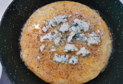 Фото шага рецепта Яичница с сыром дорблю 187110 шаг 9  