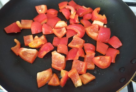 Фото шага рецепта Яичница с сыром фета 190324 шаг 3  