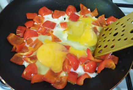 Фото шага рецепта Яичница с сыром фета 190324 шаг 4  