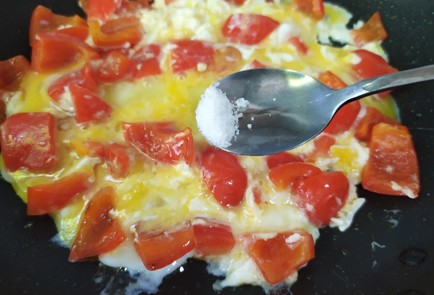 Фото шага рецепта Яичница с сыром фета 190324 шаг 5  