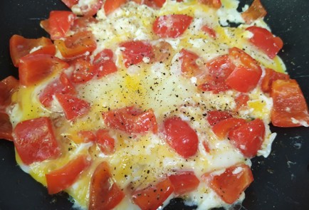 Фото шага рецепта Яичница с сыром фета 190324 шаг 6  