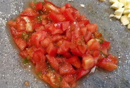 Фото шага рецепта Яичница с сыром сулугуни 173580 шаг 1