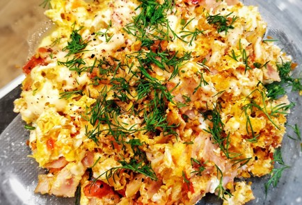 Фото шага рецепта Яичница с сыром сулугуни 173580 шаг 10