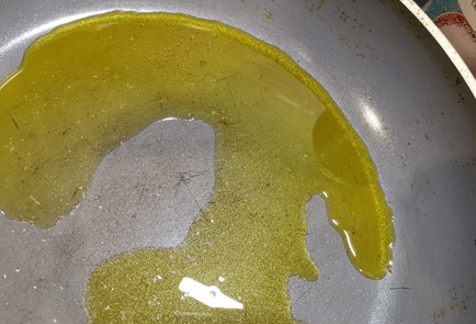 Фото шага рецепта Яичница с сыром сулугуни 173580 шаг 3