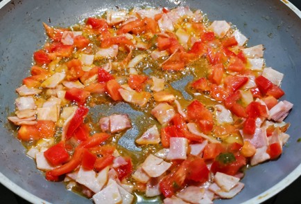 Фото шага рецепта Яичница с сыром сулугуни 173580 шаг 4