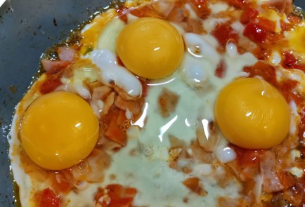 Фото шага рецепта Яичница с сыром сулугуни 173580 шаг 5