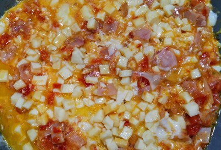 Фото шага рецепта Яичница с сыром сулугуни 173580 шаг 6