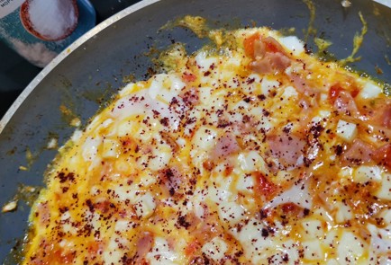 Фото шага рецепта Яичница с сыром сулугуни 173580 шаг 8