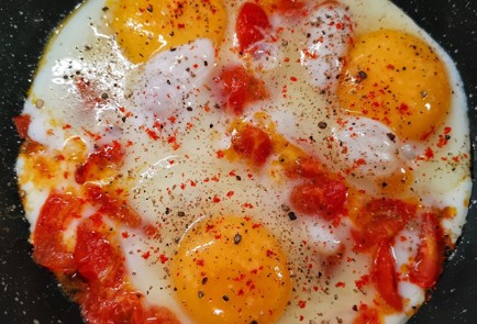 Фото шага рецепта Яичница с сыром сулугуни 173965 шаг 6  