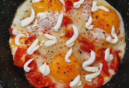 Фото шага рецепта Яичница с сыром сулугуни 173965 шаг 7  