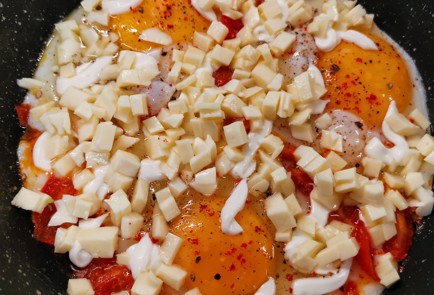 Фото шага рецепта Яичница с сыром сулугуни 173965 шаг 8  