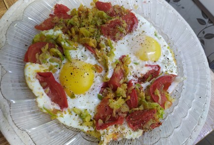 Фото шага рецепта Яичница с кабачками и помидором 189632 шаг 10  